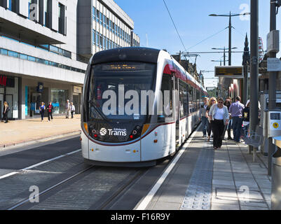 dh PRINCES STREET EDINBURGH Aussteigen Passagiere Edinburgh Straßenbahnen Straßenbahn Haltestelle UK Modern Travel Transport Stockfoto