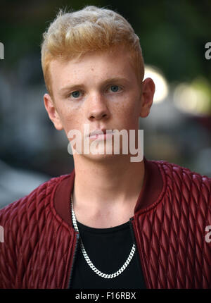 Dpa-exklusiv? Künstlers Leon Loewentraut stellt bei einem Foto-Shooting in der kunstvoll verzierte Kiefernstrasse Straße in Düsseldorf, Deutschland, 20. August 2015. Die 17 Jahre alte Schüler aus Kaarst, in der Nähe von Düsseldorf, ist der neue Star der Kunstszene. Foto: Horst Ossinger/dpa Stockfoto