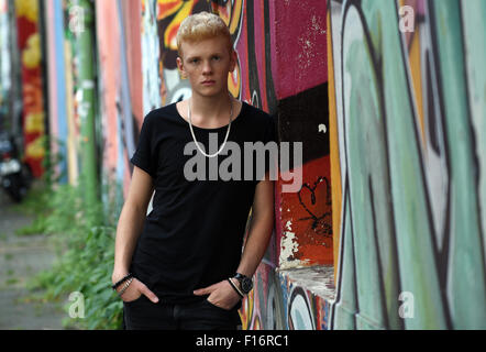 Dpa-exklusiv? Künstlers Leon Loewentraut stellt bei einem Foto-Shooting in der kunstvoll verzierte Kiefernstrasse Straße in Düsseldorf, Deutschland, 20. August 2015. Die 17 Jahre alte Schüler aus Kaarst, in der Nähe von Düsseldorf, ist der neue Star der Kunstszene. Foto: Horst Ossinger/dpa Stockfoto