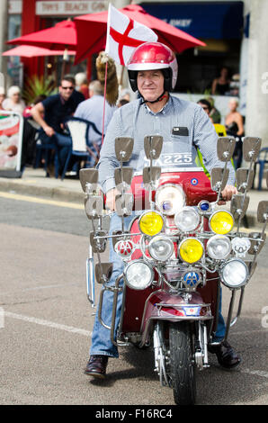 Brighton, England, Vereinigtes Königreich. 28. August 2015. Brighton modernistischen und 60 s Weekender beginnt mit fantastischem Wetter. Horden von Fahrer sind auf Brighton Seafront, zeigen Sie ihre maßgeschneiderte Roller während der Wochenende und Feiertagen eingetroffen. Das Event läuft vom 28. bis 30. August 2015. Bildnachweis: Francesca Moore/Alamy Live-Nachrichten Stockfoto