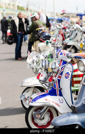 Brighton, England, Vereinigtes Königreich. 28. August 2015. Brighton modernistischen und 60 s Weekender beginnt mit fantastischem Wetter. Horden von Fahrer sind auf Brighton Seafront, zeigen Sie ihre maßgeschneiderte Roller während der Wochenende und Feiertagen eingetroffen. Das Event läuft vom 28. bis 30. August 2015. Bildnachweis: Francesca Moore/Alamy Live-Nachrichten Stockfoto