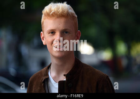 Dpa-exklusiv? Künstlers Leon Loewentraut stellt bei einem Foto-Shooting in der kunstvoll verzierte Kiefernstrasse Straße in Düsseldorf, Deutschland, 20. August 2015. Die 17 Jahre alte Schüler aus Kaarst, in der Nähe von Düsseldorf, ist der neue Star der Kunstszene. Foto: Horst Ossinger/dpa Stockfoto