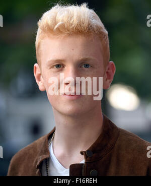 Dpa-exklusiv? Künstlers Leon Loewentraut stellt bei einem Foto-Shooting in der kunstvoll verzierte Kiefernstrasse Straße in Düsseldorf, Deutschland, 20. August 2015. Die 17 Jahre alte Schüler aus Kaarst, in der Nähe von Düsseldorf, ist der neue Star der Kunstszene. Foto: Horst Ossinger/dpa Stockfoto