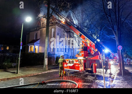 Berlin, Deutschland, entladen, die Feuerwehr mit einem Dach-Brand Stockfoto