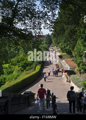 Dh die Princes Street Gardens GARDENS EDINBURGH Menschen zu Fuß durch Edinburgh Princes Street Gärten Schottland Sommer Stadt Stockfoto