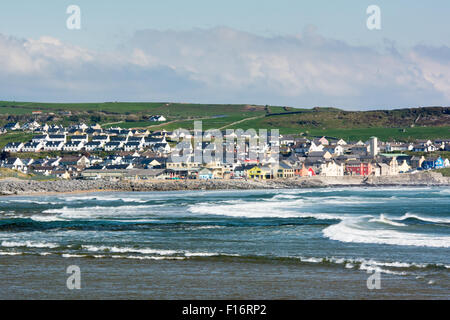 Wellen in der Bucht an der Stadt von Lahinch im County Clare auf dem Wilden Atlantik Weg an der West Küste von Irland Stockfoto