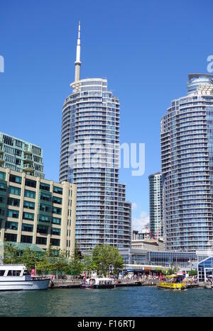 CN Tower und moderne Eigentumswohnungen am Lake Ontario Stockfoto