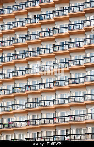 Reihen von Balkonen der großes Hotel in Torremolinos, Costa Del Sol, Spanien Stockfoto