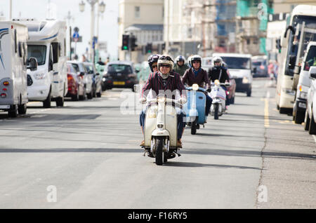 Brighton, England, Vereinigtes Königreich. 28. August 2015. Brighton modernistischen und 60 s Weekender beginnt mit fantastischem Wetter. Horden von Fahrer sind auf Brighton Seafront, zeigen Sie ihre maßgeschneiderte Roller während der Wochenende und Feiertagen eingetroffen. Das Event läuft vom 28. bis 30. August 2015. Bildnachweis: Francesca Moore/Alamy Live-Nachrichten Stockfoto