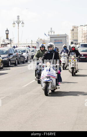 Brighton, England, Vereinigtes Königreich. 28. August 2015. Brighton modernistischen und 60 s Weekender beginnt mit fantastischem Wetter. Horden von Fahrer sind auf Brighton Seafront, zeigen Sie ihre maßgeschneiderte Roller während der Wochenende und Feiertagen eingetroffen. Das Event läuft vom 28. bis 30. August 2015. Bildnachweis: Francesca Moore/Alamy Live-Nachrichten Stockfoto