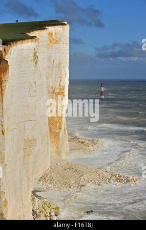 Blick auf den erodierten weißen Kreidefelsen und Leuchtturm am Beachy Head entlang des Ärmelkanals, Sussex im Süden Englands, UK Stockfoto