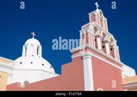 Eine wunderschöne orthodoxe Kirche gesehen in Fira, Santorini Stockfoto