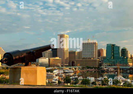 Kanone auf Federal Hill mit Blick auf Skyline und Inner Harbor in Baltimore, Maryland USA Stockfoto