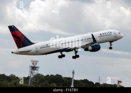 Delta Airlines Boeing 757-2Q8 ausziehen von Manchester Airport (UK) Stockfoto