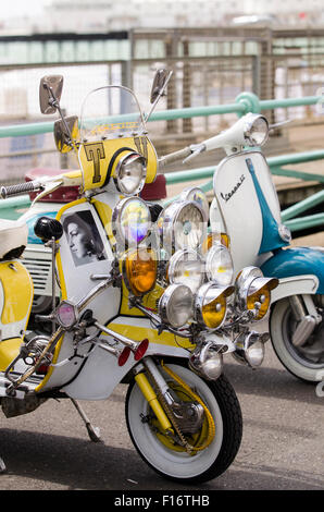 Brighton, England, Vereinigtes Königreich. 28. August 2015. Brighton modernistischen und 60 s Weekender beginnt mit fantastischem Wetter. Horden von Fahrer sind auf Brighton Seafront, zeigen Sie ihre maßgeschneiderte Roller während der Wochenende und Feiertagen eingetroffen. Hier Jerry Churchill aus Bristol, wird mit seinem Roller fotografiert, eine Hommage an Amy Winehouse starb im Jahr 2011, und anscheinend einmal fuhr des Rollers. Worte auf dem Roller zu lesen; "Amy Winehouse gegangen aber nie vergessen."  Das Ereignis, das voraussichtlich Hunderte von Mods zu gewinnen hat läuft vom 28. bis 30. August 2015. Bildnachweis: Francesca Moore/Alamy Live-Nachrichten Stockfoto