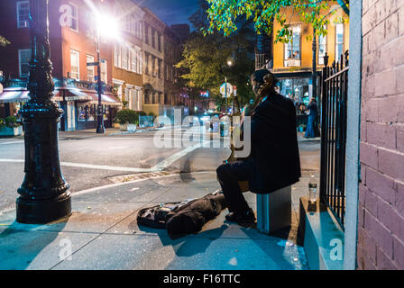 New York City, USA, Straßenszenen, alte Musiker spielen Klassik auf Street Corner im Greenwich Village in der Nacht Stockfoto