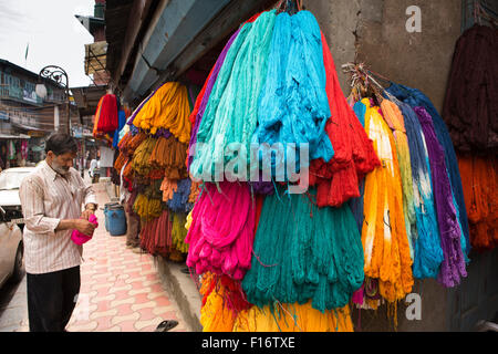 Indien, Jammu & Kaschmir, Srinagar, Altstadt, Khankah Fäden ich Moulla, Hanks bunten Woll-Stickerei auf dem Display Stockfoto