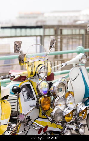 Brighton, England, Vereinigtes Königreich. 28. August 2015. Brighton modernistischen und 60 s Weekender beginnt mit fantastischem Wetter. Horden von Fahrer sind auf Brighton Seafront, zeigen Sie ihre maßgeschneiderte Roller während der Wochenende und Feiertagen eingetroffen. Hier Jerry Churchill aus Bristol, wird mit seinem Roller fotografiert, eine Hommage an Amy Winehouse starb im Jahr 2011, und anscheinend einmal fuhr des Rollers. Worte auf dem Roller zu lesen; "Amy Winehouse gegangen aber nie vergessen."  Das Ereignis, das voraussichtlich Hunderte von Mods zu gewinnen hat läuft vom 28. bis 30. August 2015. Bildnachweis: Francesca Moore/Alamy Live-Nachrichten Stockfoto