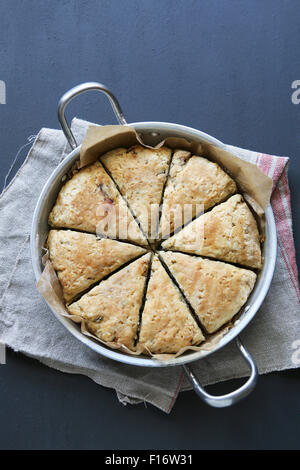 Frisch gebackene Scones in eine Aluminium-Pfanne Stockfoto