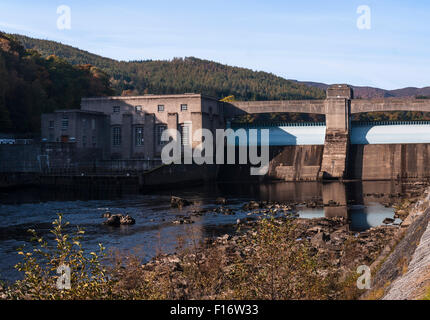 Pitlochry Dam betrachtet aus flussabwärts auf dem River Tummel, Perthshire, Schottland Stockfoto