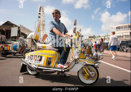 Brighton, England, Vereinigtes Königreich. 28. August 2015. Brighton modernistischen und 60 s Weekender beginnt mit fantastischem Wetter. Horden von Fahrer sind auf Brighton Seafront, zeigen Sie ihre maßgeschneiderte Roller während der Wochenende und Feiertagen eingetroffen. Hier Jerry Churchill aus Bristol, wird mit seinem Roller fotografiert, eine Hommage an Amy Winehouse starb im Jahr 2011, und anscheinend einmal fuhr des Rollers. Worte auf dem Roller zu lesen; "Amy Winehouse gegangen aber nie vergessen."  Das Ereignis, das voraussichtlich Hunderte von Mods zu gewinnen hat läuft vom 28. bis 30. August 2015. Bildnachweis: Francesca Moore/Alamy Live-Nachrichten Stockfoto