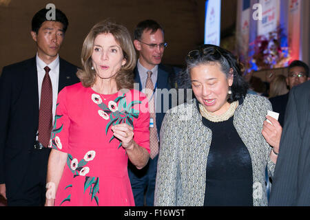 (L, R) Caroline Kennedy U.S. Botschafter in Japan und Tina Tchen Stabschef für die First Lady der Vereinigten Staaten spricht während der Weltversammlung für Frauen in Tokio: WAW! 2015 auf 28. August 2015, Tokio, Japan. Rund 140 Anführerin (aus 40 Ländern und 7 internationalen Organisationen) besucht die '' WAW! 2015'', die Rolle von Frauen in Politik, Wirtschaft und Gesellschaft zu diskutieren. Premierminister Abe hat ein Ziel die Vertretung von Frauen in Führungspositionen auf 30 Prozent bis 2020 gesetzt. © Rodrigo Reyes Marin/AFLO/Alamy Live-Nachrichten Stockfoto