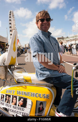 Brighton, England, Vereinigtes Königreich. 28. August 2015. Brighton modernistischen und 60 s Weekender beginnt mit fantastischem Wetter. Horden von Fahrer sind auf Brighton Seafront, zeigen Sie ihre maßgeschneiderte Roller während der Wochenende und Feiertagen eingetroffen. Hier Jerry Churchill aus Bristol, wird mit seinem Roller fotografiert, eine Hommage an Amy Winehouse starb im Jahr 2011, und anscheinend einmal fuhr des Rollers. Worte auf dem Roller zu lesen; "Amy Winehouse gegangen aber nie vergessen."  Das Ereignis, das voraussichtlich Hunderte von Mods zu gewinnen hat läuft vom 28. bis 30. August 2015. Bildnachweis: Francesca Moore/Alamy Live-Nachrichten Stockfoto