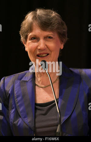 Helen Clark Administrator des United Nations Development Programme (UNDP) spricht während der Weltversammlung für Frauen in Tokio: WAW! 2015 auf 28. August 2015, Tokio, Japan. Rund 140 Anführerin (aus 40 Ländern und 7 internationalen Organisationen) besucht die '' WAW! 2015'', die Rolle von Frauen in Politik, Wirtschaft und Gesellschaft zu diskutieren. Premierminister Abe hat ein Ziel die Vertretung von Frauen in Führungspositionen auf 30 Prozent bis 2020 gesetzt. © Rodrigo Reyes Marin/AFLO/Alamy Live-Nachrichten Stockfoto