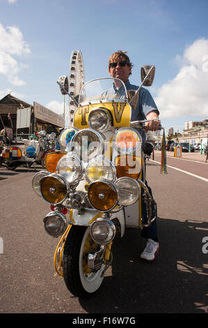 Brighton, England, Vereinigtes Königreich. 28. August 2015. Brighton modernistischen und 60 s Weekender beginnt mit fantastischem Wetter. Horden von Fahrer sind auf Brighton Seafront, zeigen Sie ihre maßgeschneiderte Roller während der Wochenende und Feiertagen eingetroffen. Hier Jerry Churchill aus Bristol, wird mit seinem Roller fotografiert, eine Hommage an Amy Winehouse starb im Jahr 2011, und anscheinend einmal fuhr des Rollers. Worte auf dem Roller zu lesen; "Amy Winehouse gegangen aber nie vergessen."  Das Ereignis, das voraussichtlich Hunderte von Mods zu gewinnen hat läuft vom 28. bis 30. August 2015. Bildnachweis: Francesca Moore/Alamy Live-Nachrichten Stockfoto