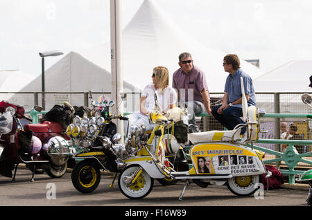 Brighton, England, Vereinigtes Königreich. 28. August 2015. Brighton modernistischen und 60 s Weekender beginnt mit fantastischem Wetter. Horden von Fahrer sind auf Brighton Seafront, zeigen Sie ihre maßgeschneiderte Roller während der Wochenende und Feiertagen eingetroffen. Hier Jerry Churchill aus Bristol, wird mit seinem Roller fotografiert, eine Hommage an Amy Winehouse starb im Jahr 2011, und anscheinend einmal fuhr des Rollers. Worte auf dem Roller zu lesen; "Amy Winehouse gegangen aber nie vergessen."  Das Ereignis, das voraussichtlich Hunderte von Mods zu gewinnen hat läuft vom 28. bis 30. August 2015. Bildnachweis: Francesca Moore/Alamy Live-Nachrichten Stockfoto