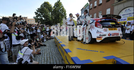 Zlin, Tschechische Republik. 28. August 2015. Kajetan Kajetanowicz (zweiter von rechts) und Jaroslaw Baran, Polen, Barum Rallye Intercontinental Rally Challenge (IRC) und internationalen Motorsport Meisterschaft der Tschechischen Republik in Zlin, Tschechische Republik, 28. August 2015. © Dalibor Gluck/CTK Foto/Alamy Live-Nachrichten Stockfoto