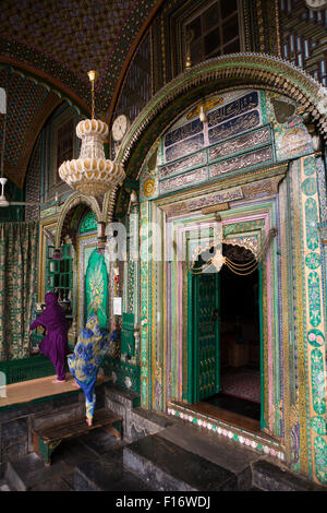 Indien, Jammu & Kaschmir, Srinagar, Khanqah-i-Mu'ala, Shah Hamdan Moschee, Frauen, weibliche betreten Stockfoto