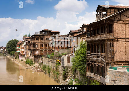 Indien, Jammu & Kaschmir, Srinagar, historischen, alten Gebäuden am Ufer des Flusses Jhelum Stockfoto