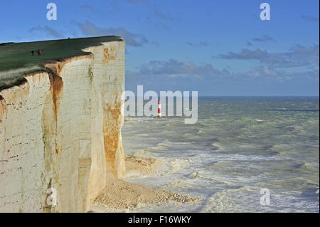 Blick auf den erodierten weißen Kreidefelsen und Leuchtturm am Beachy Head entlang des Ärmelkanals, Sussex im Süden Englands, UK Stockfoto