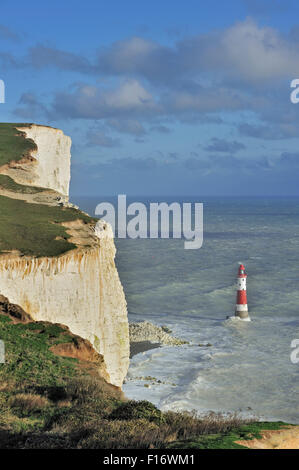 Blick auf den erodierten weißen Kreidefelsen und Leuchtturm am Beachy Head entlang des Ärmelkanals, Sussex im Süden Englands, UK Stockfoto