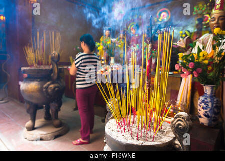 Tempel Vietnam Saigon, Blick auf eine vietnamesische Frau, die in der Ha Chuong Hoi Quan Pagode, Cholon Bezirk, Ho-Chi-Minh-Stadt, Vietnam verehrt wird. Stockfoto