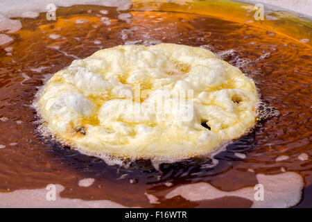 Tiefe Pfanne Kuchenteig zum Verkauf in einer Straße Stockfoto