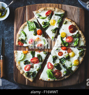 Padron Pfeffer und Cherry Tomaten Pizza, glutenfrei und Vollkornprodukte. Stockfoto