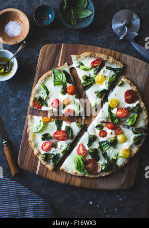 Padron Pfeffer und Cherry Tomaten Pizza, glutenfrei und Vollkornprodukte. Stockfoto