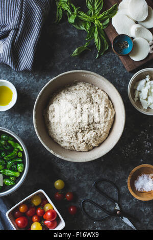 Zutaten für Padron Pfeffer und Cherry Tomaten Pizza, glutenfrei und Vollkornprodukte. Stockfoto