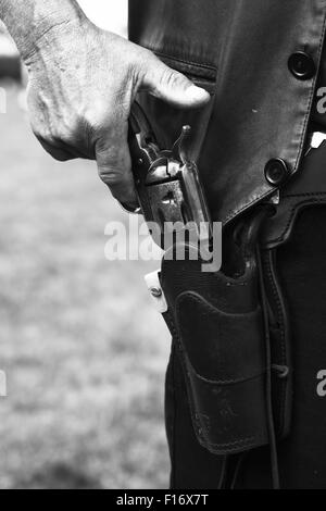 Cowboy zeichnen seine Waffe für ein Gewehr zu kämpfen, in schwarz und weiß Stockfoto