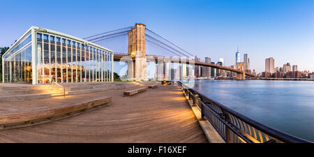 Brooklyn Bridge und Lower Manhattan Skyline Panorama bei Sonnenaufgang aus Brooklyn Bridge Park Flussufer, in New York Stockfoto