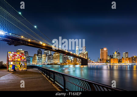 Brooklyn Bridge und die Skyline von Lower Manhattan bei Nacht aus Brooklyn Bridge Park in New York City Stockfoto