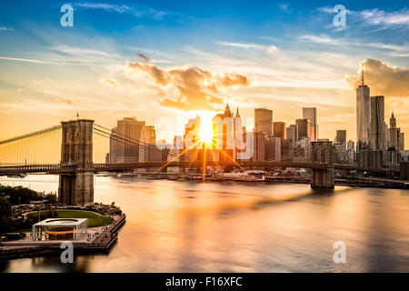 Brooklyn Bridge und die Skyline von Lower Manhattan bei Sonnenuntergang, von der Manhattan Bridge aus gesehen Stockfoto