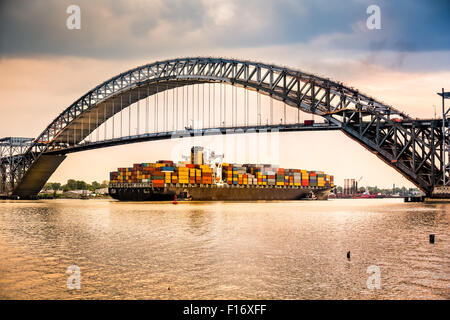 Containerschiff unterquert Bayonne Bridge, NJ auf dem Weg in Richtung Hafen von Newark Stockfoto