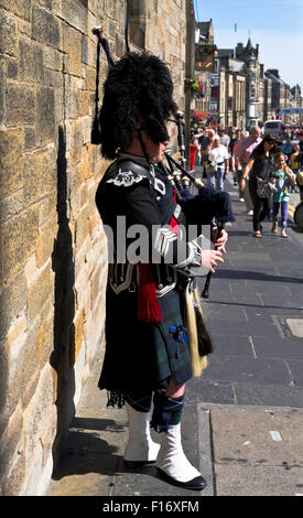 dh Lawnmarket THE ROYAL MILE EDINBURGH schottischer Dudelsackspieler schottland Kilt man Stockfoto