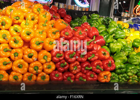 Haufen von gelben, roten und grünen Paprikas im Markt Stockfoto