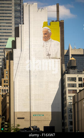 New York, USA. 28. August 2015. Eine unvollendete Plakatwand in der Nähe von Madison Square Garden schmückt das Bild des Papstes Francis vor seinem Besuch in New York, auf Freitag, 28. August 2015 gesehen. Der Heilige Vater führt eine Masse im Madison Square Garden am 25 September als Teil seiner New York-Route die möglicherweise oder möglicherweise nicht enthalten einen Besuch zum Central Park. Der Papst wird in den USA vom 22. September Besuch in Washington DC, New York und Philadelphia. Bildnachweis: Richard Levine/Alamy Live-Nachrichten Stockfoto