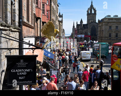 Dh Lawnmarket der Royal Mile von Edinburgh Edinburgh Gladstones Land gedrängten Straße besetzt Touristen Menge Leute Schottland Stockfoto