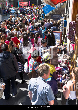 dh Lawnmarket THE ROYAL MILE EDINBURGH Chinesisch asiatische Touristen einkaufen Schottland Tartan Souvenir Geschenkläden Frauen Sommer Tourist Stockfoto